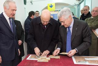 Il Presidente Giorgio Napolitano con il Presidente e l'Amministratore Delegato di Poste Italiane Giovanni Ialongo e Massimo Sarmi procede all'annullo filatelico di una busta postale celebrativa del 100° anniversario dell'istituzione dell'Ufficio Postale "Roma Quirinale"