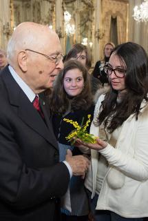 Il Presidente Giorgio Napolitano riceve una mimosa dalle ragazze vincitrici del concorso promosso dal Ministero dell'Istruzione, dell'Università e della Ricerca &quot;Donne per le donne - Il futuro che vorrei&quot;