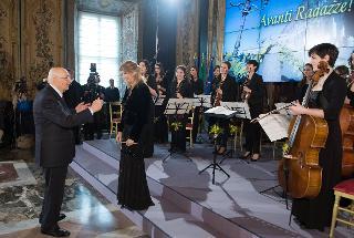 Il Presidente Giorgio Napolitano saluta le musiciste d'archi dell'Orchestra Nazionale dei Conservatori, dirette dal M° Laura Simionato, al termine della celebrazione della Giornata Internazionale della Donna