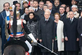 Il Presidente Giorgio Napolitano e i Presidenti di Senato e Camera Pietro Grasso e Laura Boldrini assistono al cambio della Guardia d'Onore da parte del Reggimento Corazzieri