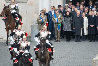 Il Presidente Giorgio Napolitano e i Presidenti di Senato e Camera Pietro Grasso e Laura Boldrini assistono al cambio della Guardia d'Onore da parte del Reggimento Corazzieri