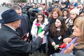 Il Presidente Giorgio Napolitano saluta i ragazzi intervenuti al Cambio della Guardia d'onore in forma solenne