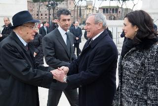 Il Presidente Giorgio Napolitano al suo arrivo al Milite Ignoto saluta il Presidente del Senato Pietro Grasso e il Presidente della Camera dei deputati Laura Boldrini