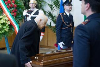 L'estremo saluto del Presidente Giorgio Napolitano al Prefetto Antonio Manganelli