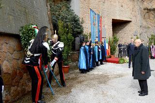 Il Presidente Giorgio Napolitano durante la deposizione di una corona d'alloro sulla lapide posta all'ingresso delle Cave Ardeatine in occasione del 69° anniversario dell'eccidio delle Fosse Ardeatine