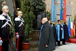 Il Presidente Giorgio Napolitano nel corso della deposizione di una corona d'alloro sulla lapide posta all'ingresso delle Cave Ardeatine in occasione del 69° anniversario dell'eccidio delle Fosse Ardeatine