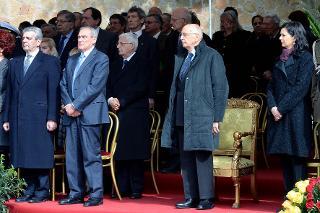 Il Presidente Giorgio Napolitano alla cerimonia commemorativa del 69° anniversario dell'eccidio delle Fosse Ardeatine. Nella foto da sinistra il Ministro della Difesa, il Presidente del Senato e della Camera dei deputati