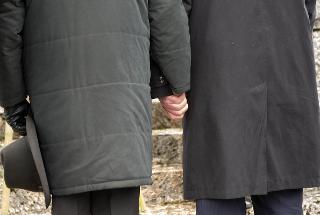 Le mani unite del Presidente della Repubblica Giorgio Napolitano e il Presidente della Repubblica Federale di Germania Joachim Gauck durante la deposizione di una corona d'alloro all'ossario di Sant'Anna di Stazzema