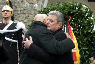 Il saluto tra il Presidente della Repubblica Giorgio Napolitano e il Presidente della Repubblica Federale di Germania Joachim Gauck subito dopo la deposizione di una corona d'alloro, all'ossario di Sant'Anna di Stazzema