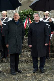 Il Presidente Giorgio Napolitano e il Presidente della Repubblica Federale di Germania Joachim Gauck dinanzi all'ossario di Sant'Anna di Stazzema