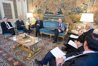 Il Presidente Giorgio Napolitano nel corso dell'incontro con il gruppo di lavoro sui temi istituzionali, da sinistra Mario Mauro, Gaetano Quagliariello, Luciano Violante e Valerio Onida