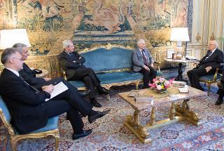 Il Presidente Giorgio Napolitano con i componenti il gruppo di lavoro sui temi istituzionali