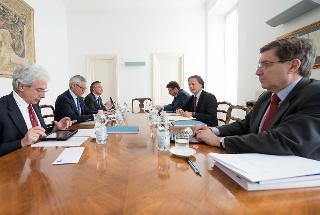 Il gruppo di lavoro in materia economico-sociale ed europea nel corso della prima riunione in una delle sale di studio presso l'Archivio Storico del Quirinale  nel Palazzo Sant'Andrea. Da sinistra Salvatore Rossi, Giovanni Pitruzzella, Filippo Bubbico, Giancarlo Giorgetti, Enzo Moavero Milanesi e Enrico Giovannini