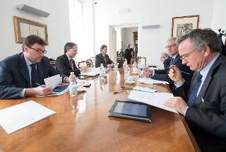 Il gruppo di lavoro in materia economico-sociale ed europea nel corso della prima riunione in una delle sale di studio messe a disposizione dalla Presidenza della Repubblica presso l'Archivio Storico del Quirinale nel Palazzo Sant'Andrea