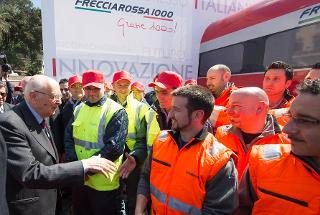 Il Presidente Giorgio Napolitano saluta gli operai presenti alla presentazione del Treno "Frecciarossa 1000"