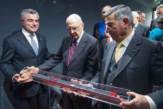 Il Presidente Giorgio Napolitano riceve un modellino del "Frecciarossa 1000" dall'Amministratore Delegato e dal Presidente delle FS Mauro Moretti e Lamberto Cardia