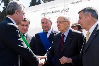 Il Presidente Giorgio Napolitano saluta l'Amministratore Delegato delle FS Mauro Moretti, al termine della presentazione del Treno "Frecciarossa 1000"
