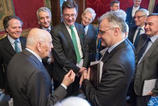 Il Presidente Napolitano al termine della riunione conclusiva saluta i gruppi di lavoro in materia economico-sociale ed europea ed in materia istituzionale