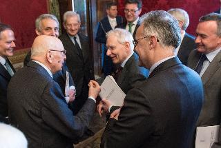 Il Presidente Napolitano al termine della riunione conclusiva saluta i gruppi di lavoro in materia economico-sociale ed europea ed in materia istituzionale