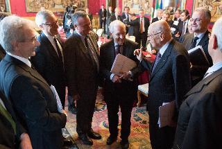Il Presidente Napolitano al termine della riunione conclusiva saluta i gruppi di lavoro in materia economico-sociale ed europea ed in materia istituzionale