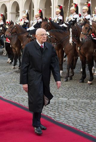 Il Presidente Giorgio Napolitano passa in rassegna un picchetto d'onore dei Corazzieri in occasione del suo insediamento al Palazzo del Quirinale