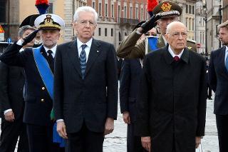 Il Presidente Giorgio Napolitano durante gli onori militari in occasione della deposizione di una corona d'alloro sulla tomba del Milite Ignoto all'Altare della Patria