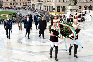 Il Presidente Giorgio Napolitano, all'Altare della Patria, durante la deposizione di una corona d'alloro sulla Tomba del Milite Ignoto in occasione dell'insediamento