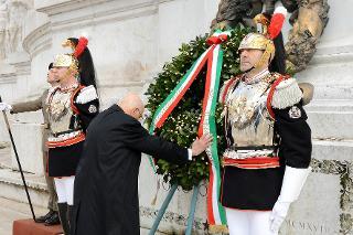 Il Presidente Giorgio Napolitano si sofferma sulla Tomba del Milite Ignoto durante la deposizione di una corona d'alloro