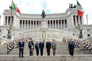 Il Presidente Giorgio Napolitano durante l'Inno Nazionale in occasione della deposizione di una corona d'alloro sulla tomba del Milite Ignoto all'Altare della Patria