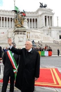 Il Presidente Giorgio Napolitano dopo la deposizione di una corona d'alloro sulla Tomba del Milite Ignoto all'Altare della Patria, saluta la gente sulla piazza