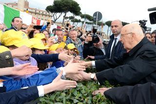 Il Presidente Giorgio Napolitano dopo aver deposto una corona d'alloro sulla Tomba del Milite Ignoto all'Altare della Patria, saluta un gruppo di bambini sulla piazza