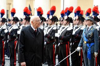 Il Presidente Giorgio Napolitano durante gli onori militari passa in rassegna il reparto d'onore schierato con bandiera e banda, al Quirinale