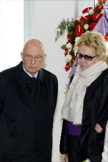 Il Presidente Giorgio Napolitano con la Signora Marina Ciucci, vedova di Antonio Maccanico, alla Camera ardente allestita nella sede dell'Associazione Civita