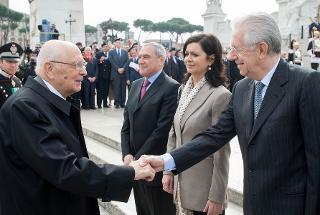 Il Presidente Giorgio Napolitano saluta il Presidente del Consiglio Mario Monti e i Presidenti di Camera e Senato Laura Boldrini e Pietro Grasso, al suo arrivo all'Altare della Patria, in occasione della celebrazione del 68° anniversario della Liberazione