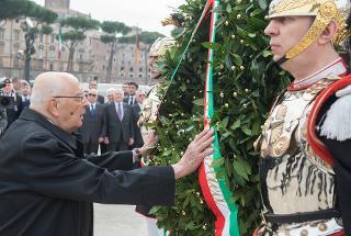 Il Presidente Giorgio Napolitano nel corso della deposizione di una corona d'alloro all'Altare della Patria, in occasione della celebrazione del 68° anniversario della Liberazione