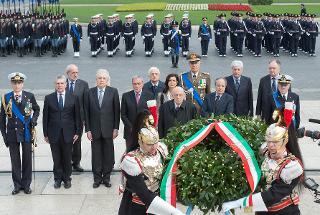 Il Presidente Giorgio Napolitano e le più alte Cariche dello Stato nel corso della deposizione di una corona d'alloro al Milite Ignoto, in occasione della celebrazione del 68° anniversario della Liberazione
