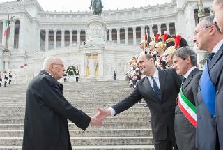 Il Presidente Giorgio Napolitano saluta il Presidente della Regione Lazio Nicola Zingaretti in occasione della cerimonia all'Altare della Patria