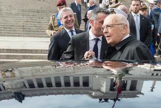 Il Presidente Giorgio Napolitano lascia Piazza Venezia al termine della cerimonia per il 68° anniversario della Liberazione