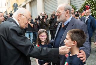 Il Presidente Giorgio Napolitano accolto dai ragazzi dell'Istituto "Don Milani" di Occimiano al suo arrivo a Via Tasso