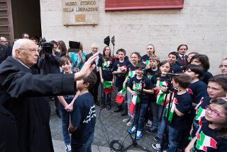 Il Presidente Giorgio Napolitano risponde al saluto dei ragazzi presenti in Via Tasso