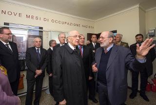 Il Presidente Giorgio Napolitano nel corso della visita alla mostra "La città prigioniera. I nove mesi dell'occupazione nazifascista di Roma 8 settembre 1943 - 4 giugno 1944", illustrata dal Presidente del Museo Storico della Liberazione Antonio Parisella