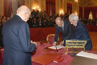 Il Presidente Giorgio Napolitano durante la cerimonia di giuramento al Quirinale del Presidente del Consiglio dei ministri on. Enrico Letta.