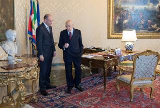 Il Presidente Giorgio Napolitano e il Presidente del Consiglio incaricato Enrico Letta lasciano lo Studio alla Vetrata per la cerimonia di giuramento