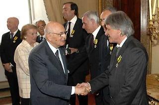 Il Presidente Giorgio Napolitano e la Signora Clio con alcuni nuovi Maestri del Lavoro