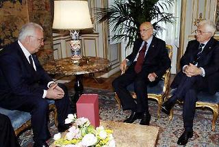 Il Presidente Giorgio Napolitano, a fianco il Segretario generale del Quirinale Marra, durante l'incontro con Annibale Marini, Presidente della Corte costituzionale