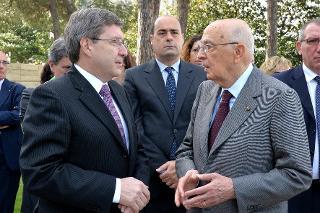 l Presidente della Repubblica Giorgio Napolitano acon il Ministro del lavoro e delle politiche sociali Prof. Enrico Giovannini in occasione della deposizione di una corona di fiori sul monumento dedicato alle Vittime sul lavoro