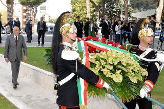 Il Presidente Giorgio Napolitano nel corso della deposizione di una corona di fiori sul monumento dedicato alle Vittime sul lavoro