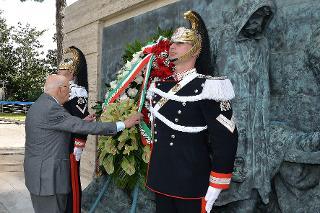 Il Presidente Giorgio Napolitano nel corso della deposizione di una corona di fiori sul monumento dedicato alle Vittime sul lavoro