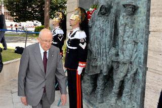 Il Presidente Giorgio Napolitano nel corso della deposizione di una corona di fiori sul monumento dedicato alle Vittime sul lavoro