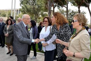 Il Presidente Giorgio Napolitano saluta una rappresentanza delle Federazioni dei Lavoratori e delle Forze Sociali presenti nel corso della deposizione di una corona di fiori sul monumento dedicato alle Vittime sul lavoro